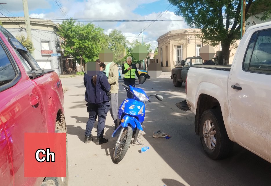 Chacabuco: choque entre una moto y una camioneta en la zona céntrica