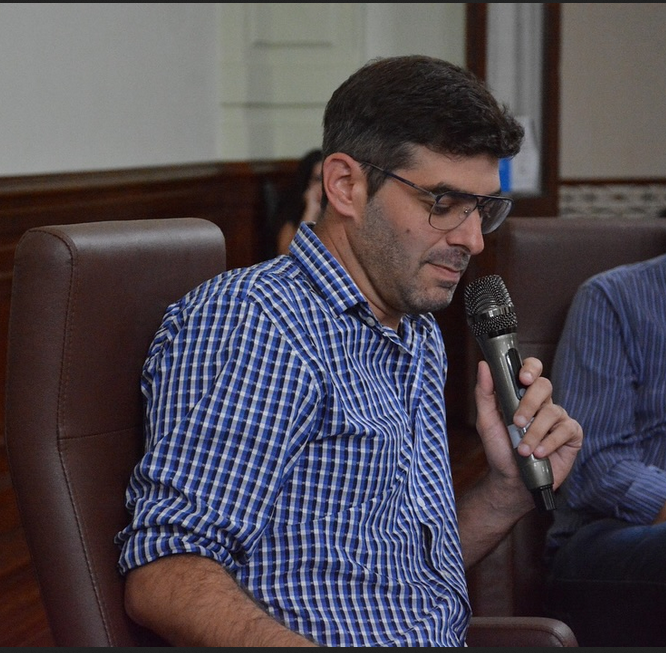 “Chivilcoy se nos va a caer encima literalmente y hoy cuando vas caminando por la calle tenés que ir mirando hacia arriba por las dudas que se te caiga una columna en la cabeza”