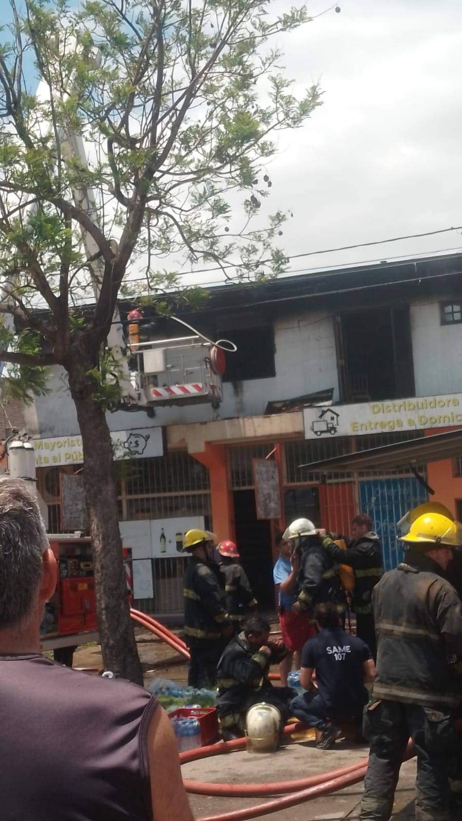 “Nos tocó sufrir una pérdida absoluta de todo lo que logramos tener con tanto esfuerzo por un corto circuito en unas de las habitaciones”, señaló la moradora del departamento incendiado.