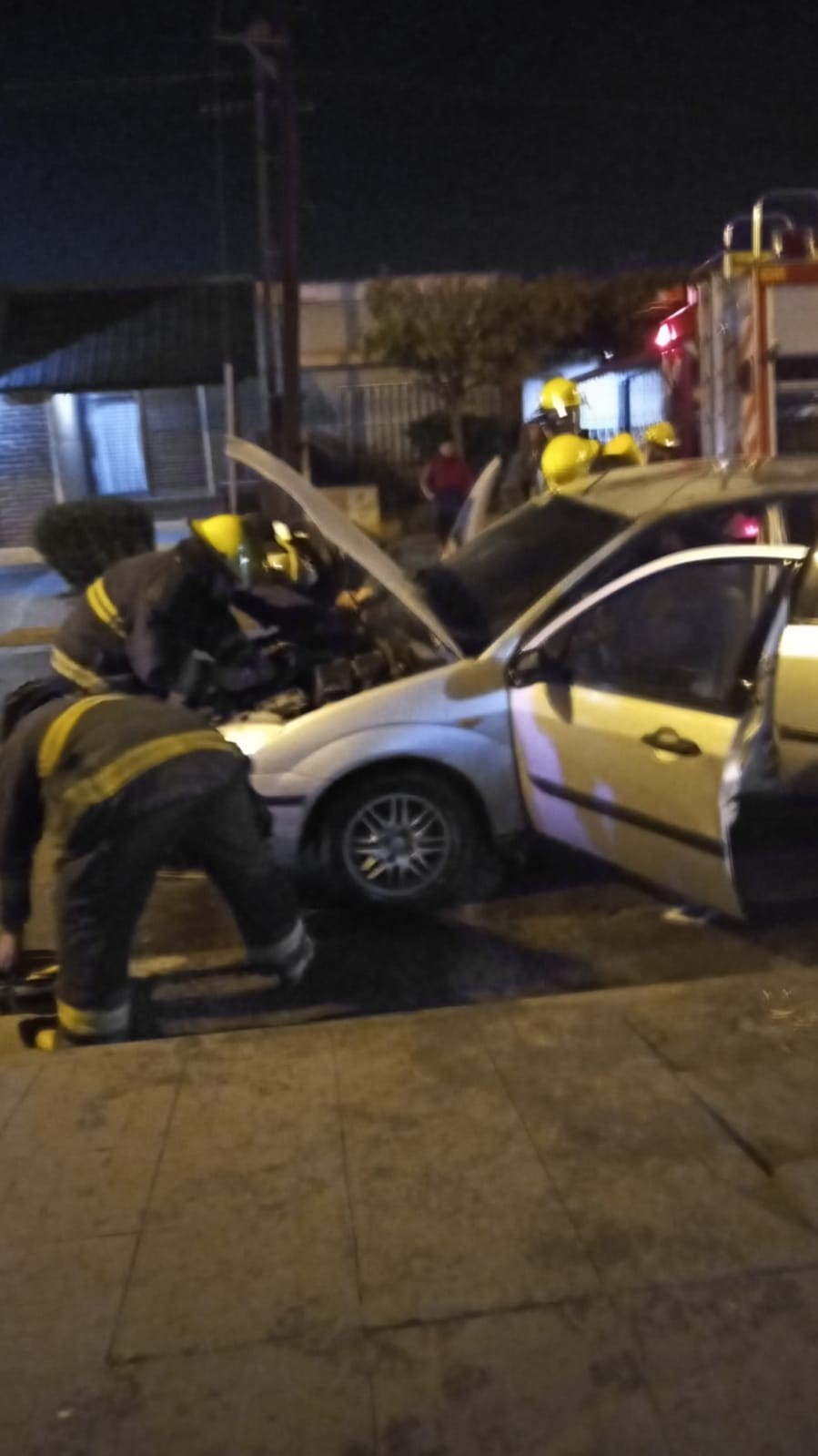 Principio de incendio en un automóvil, se habría originado en el sistema de calefacción