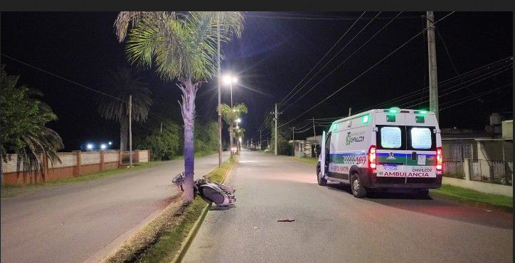 Un motociclista internado en la Unidad de Terapia Intensiva tras protagonizar un accidente en Av. De Tomaso