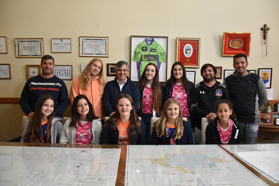 Handball
Reconocimiento al equipo femenino campeón Provincial en Necochea