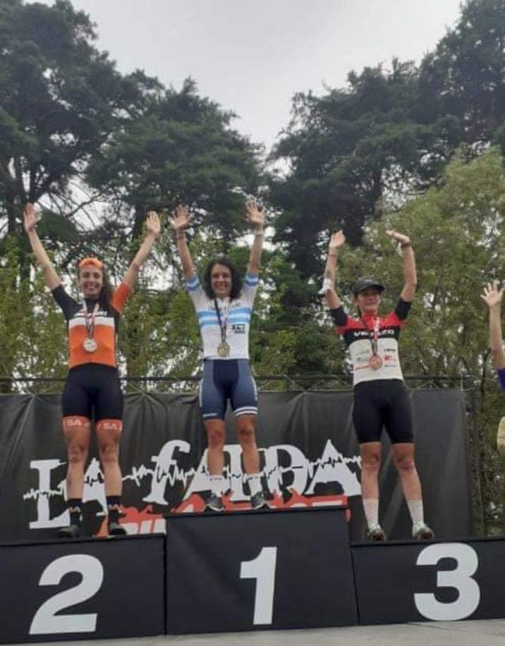 Marina Arce, Vanesa Arce y Ariel Sivori en el podio Nacional de La Falda