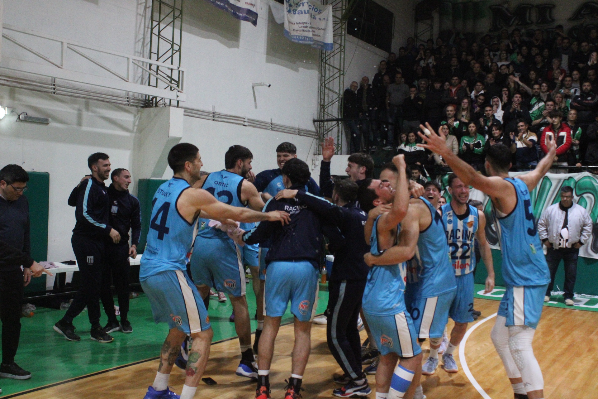 Fechas y horarios confirmados: Atenas y Racing empiezan a jugar por el ascenso el domingo en Córdoba.