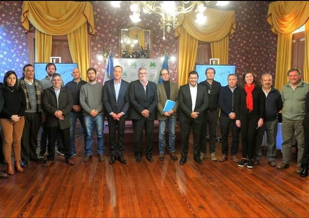 Los intendentes festejan que anuncian una obra que llegaría a Suipacha en 3 años