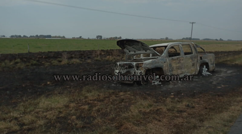 Fuego consumió camioneta Amarok en Ruta 51, cercanías de Ayarza