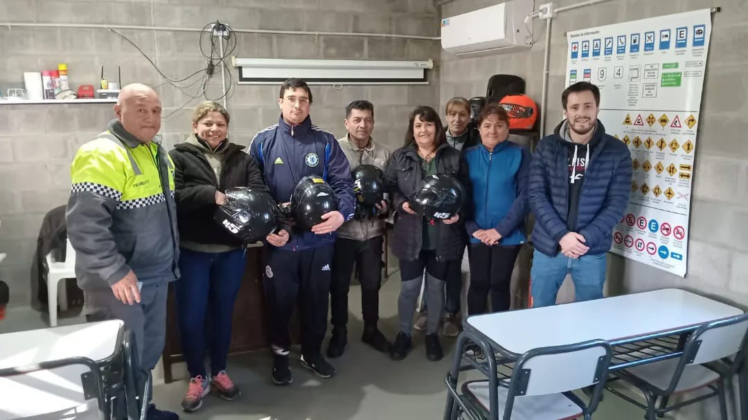 Anteriormente también se  entregaba el carnet con categoria de moto a las personas.