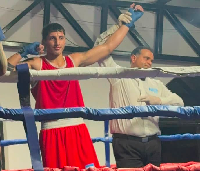 El boxeador chivilcoyano venció por decisión unánime en el Campeonato Nacional y este lunes buscará un lugar en las semifinales