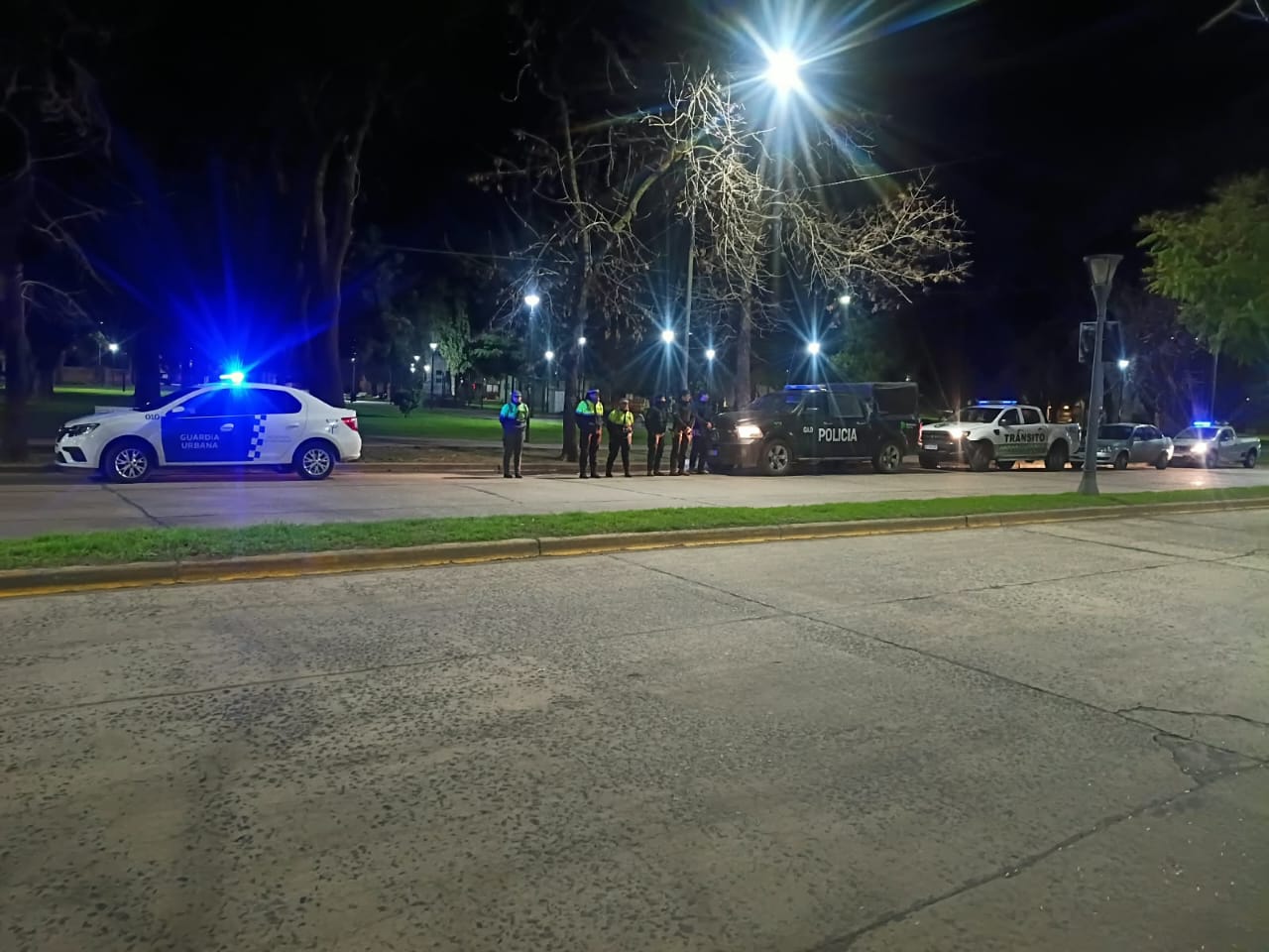 Operativos nocturnos de control vehicular en distintos puntos de Chivilcoy con el objetivo de desalentar el uso indebido de motos que generan disturbios y el uso indebido de vehículos