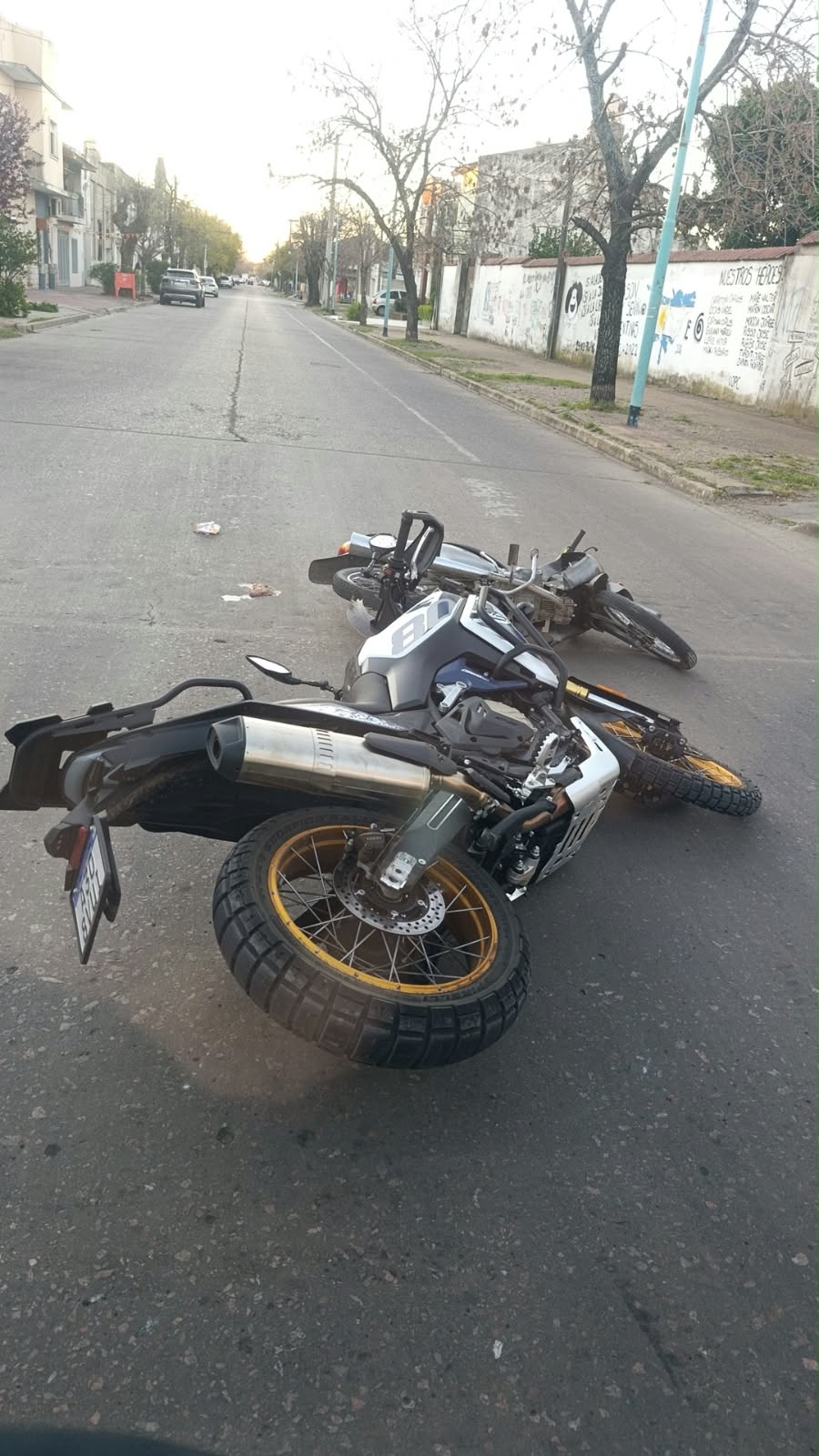 Dos motociclistas hospitalizados tras un fuerte choque en la esquina de Lamadrid y General Paz