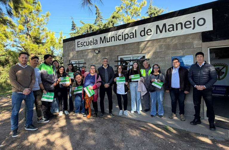 Finalización de un nuevo curso y la entrega de licencias a un grupo de vecinos que completaron su formación en conducción