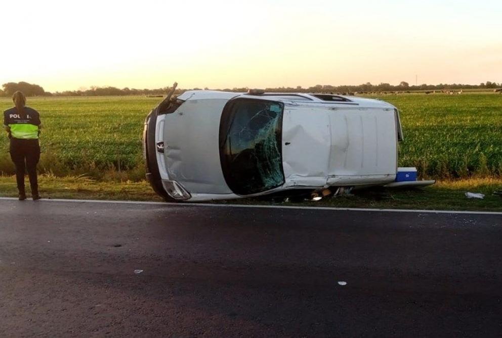 Volcó una camioneta utilitaria en la ruta 5 ante un roce con un camión