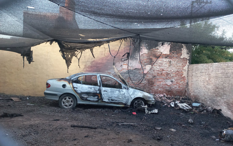Incendio en un lavadero: el fuego destruyó un galpón de madera y un automóvil, la temperatura afectó una vivienda lindera