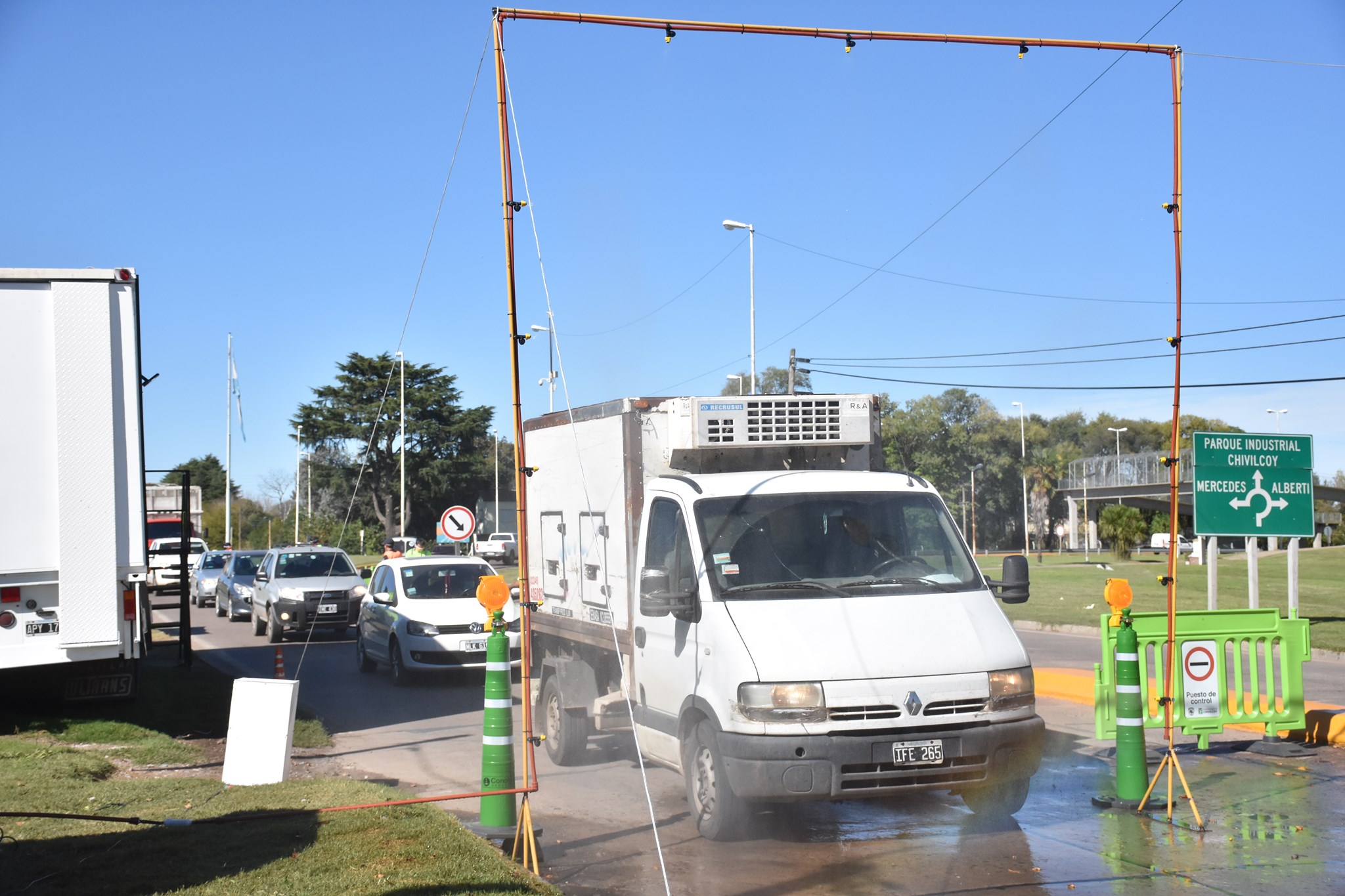 Acceso ‘Raúl Alfonsín’
Colocaron un arco para la desinfección de vehículos