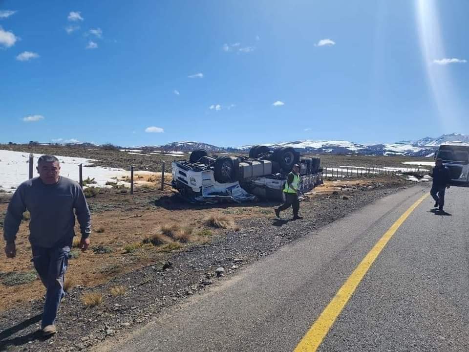 Falleció un camionero, perteneciente a una empresa de Chivilcoy, tras volcar en Pino Hachado