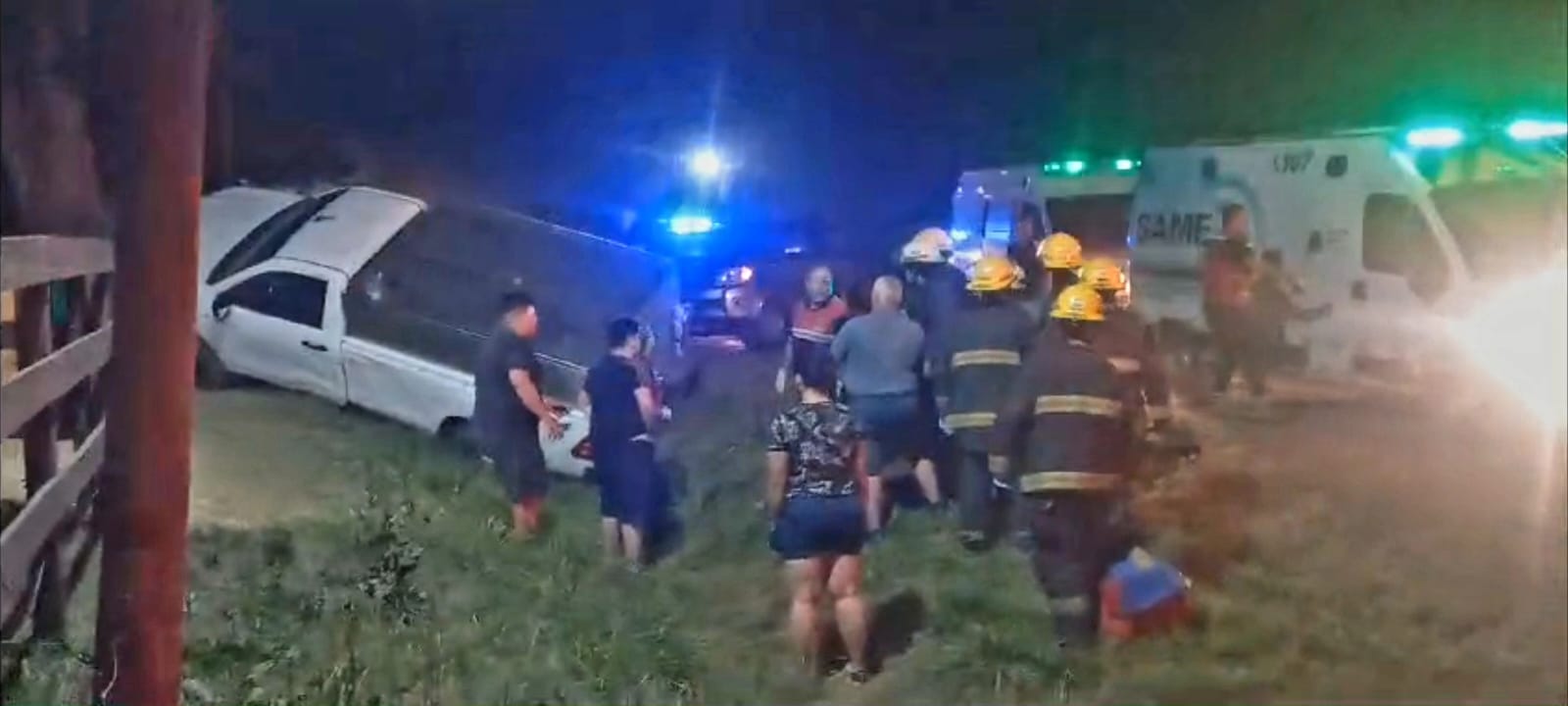 Una camioneta volcó en la avenida de la Tradición