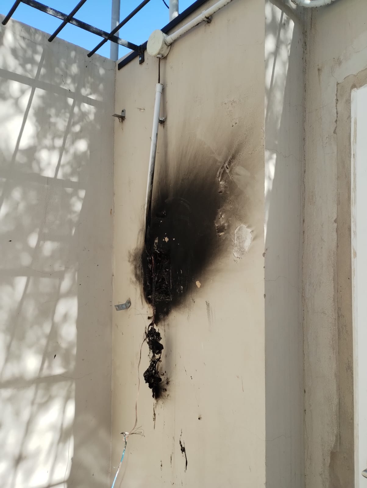 Principios de incendio en una vivienda por el cortocircuito de una llave térmica y en un automóvil