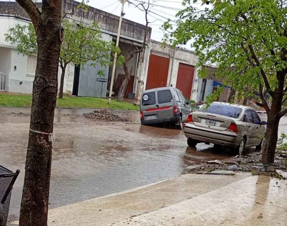 Bragado: calles anegadas, granizo y una camioneta atrapada por el temporal
