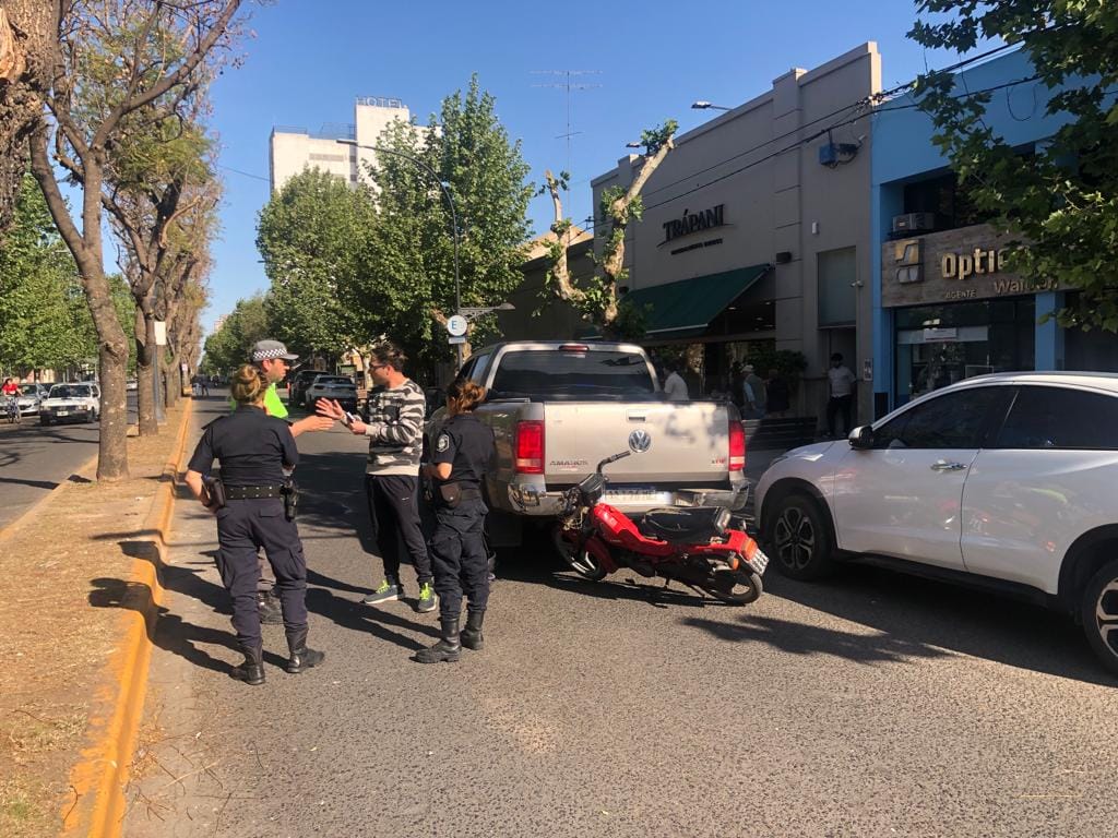 Una camioneta y una moto colisionaron en avenida Sarmiento y calle Maipú