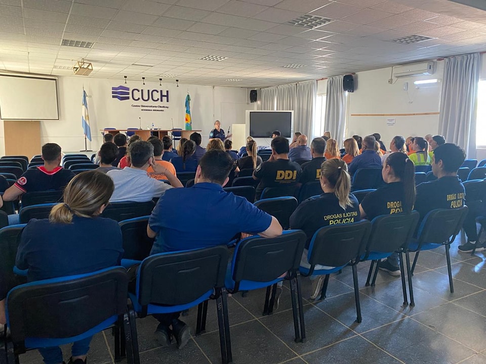 “Tenemos que erradicar el hecho que solamente personal de salud o de seguridad tienen que hacer esta clase de acciones porque cada persona desde su lugar puede ayudar a prevenir un suicidio”