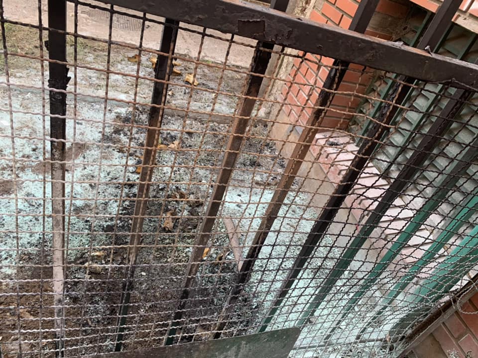 Incendiaron un sillón dentro de un contenedor, ‘al lado de la garita de gas’ comentaron vecinos .