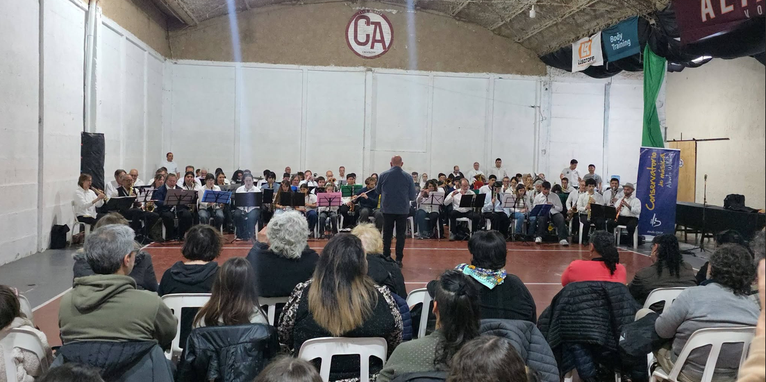 La Banda del Conservatorio celebró sus 25 años de trayectoria recorriendo distintos géneros