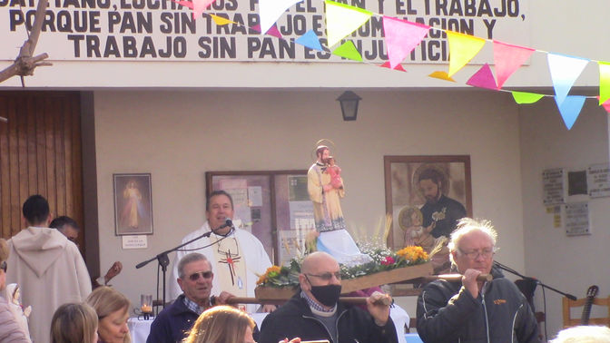 Al salir el santo recorriendo las calles derrama su bendición sobre toda nuestra ciudad de Chivilcoy