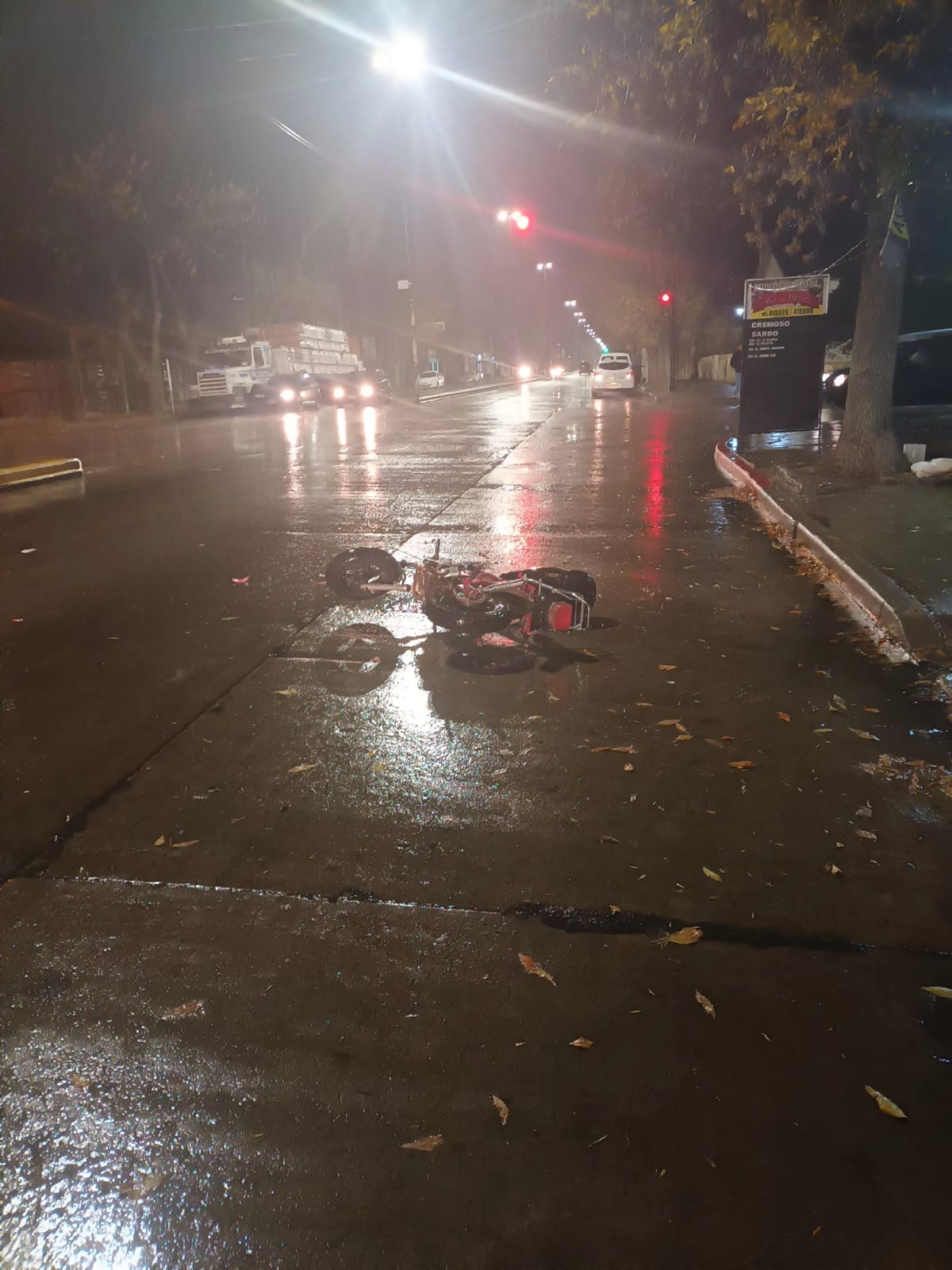 Daños Lesionó a un inspector de tránsito al romper el vidrio de un móvil, fue detenido