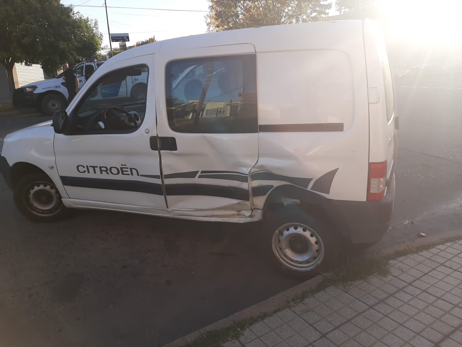 Choque en avenida Bernardo de Irigoyen y Salta, Bomberos concurrió a rescatar una persona