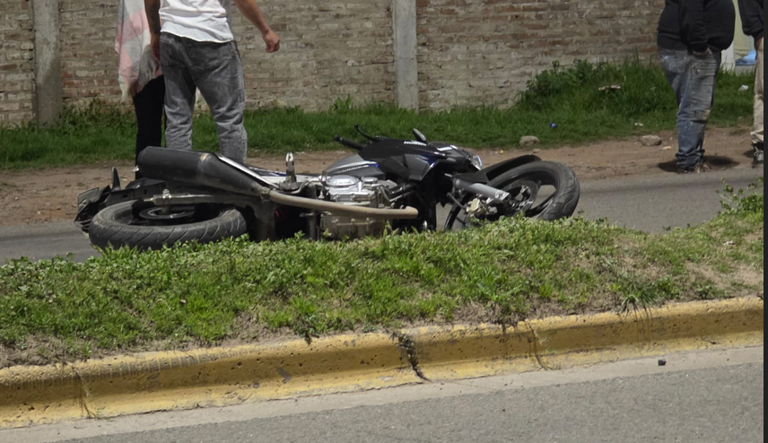 Un joven motociclista falleció tras chocar contra una palmera en Avenida De Tomaso.