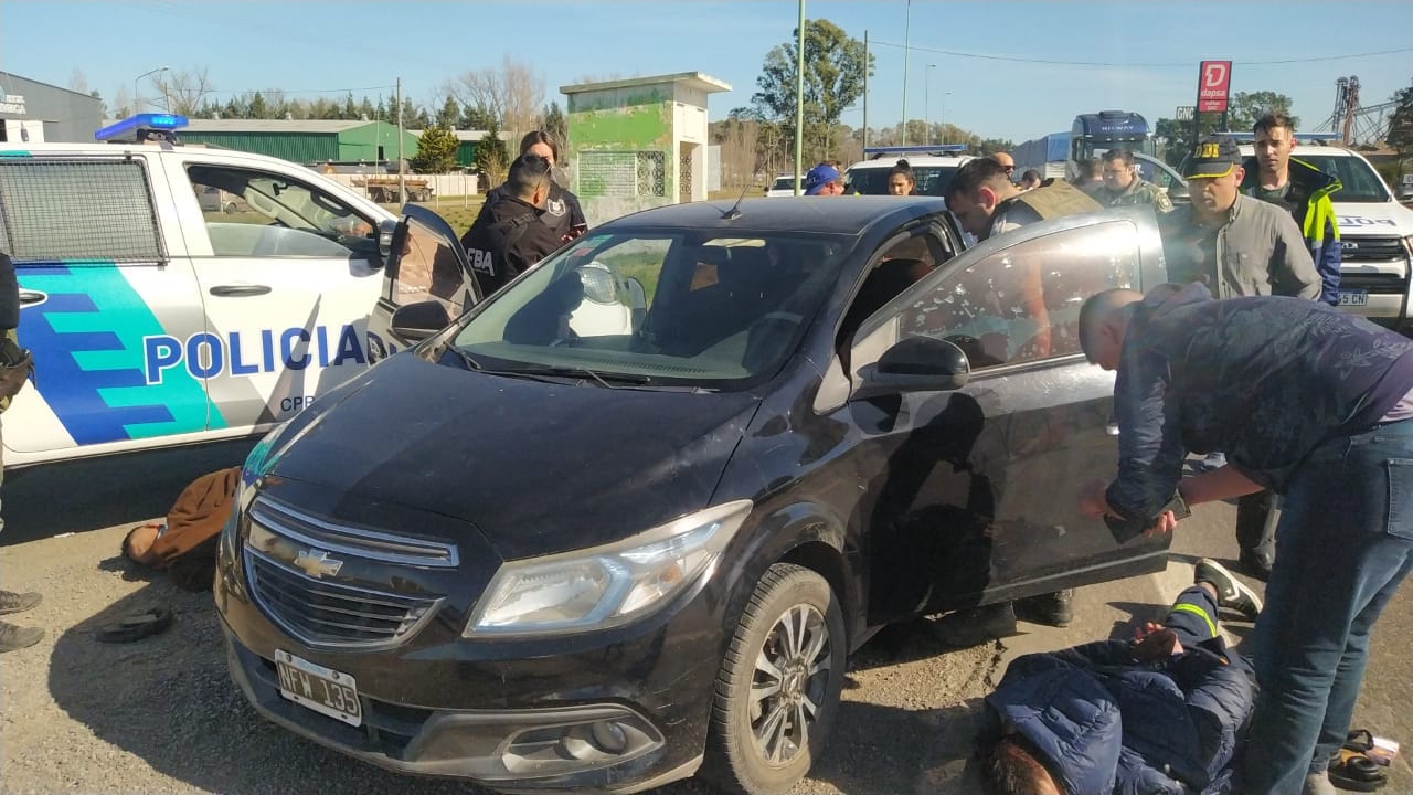 Cuatro delincuentes fueron perseguidos y detenidos por la policía luego de robar en una granja