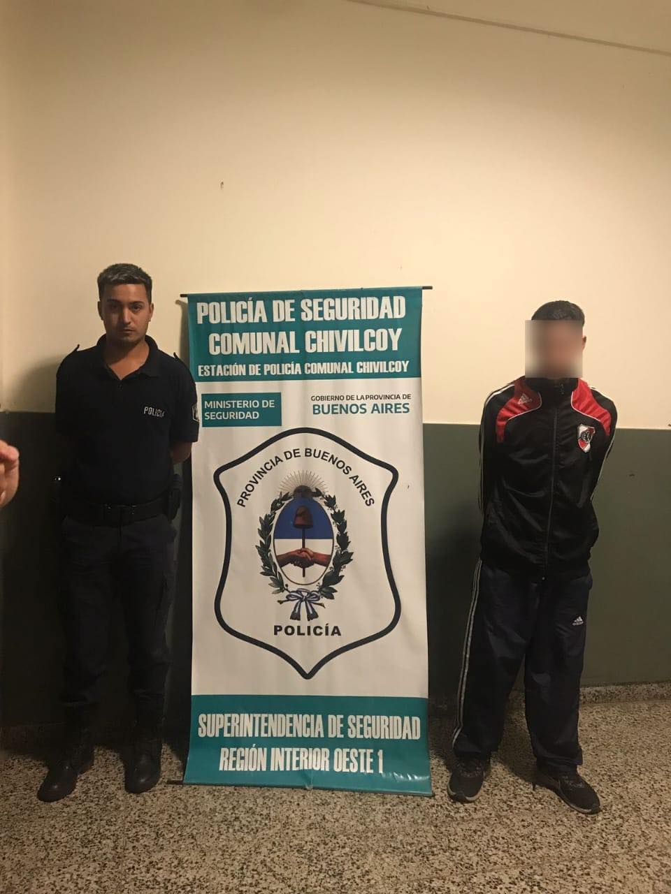 Personal policial detuvo a dos masculinos, uno de ellos menor de edad, quienes instantes antes habían sustraído un motovehículo