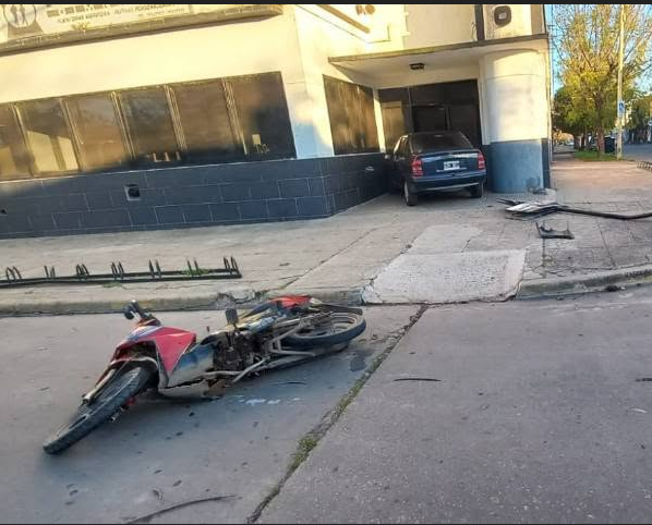 Violento choque frente al Club Argentino: un auto terminó incrustado en la sede y un motociclista resultó herido