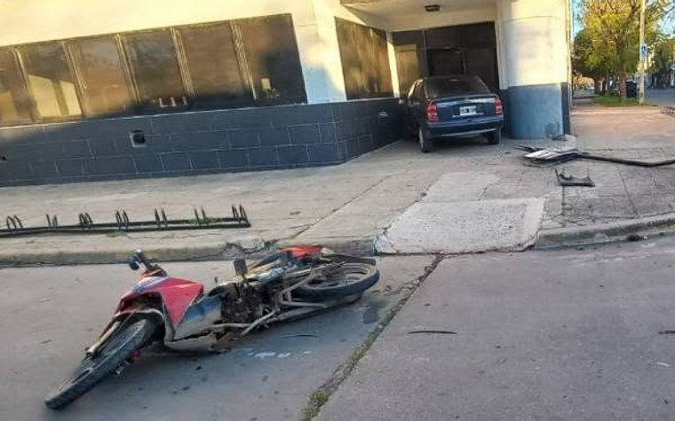 Violento choque frente al Club Argentino: un auto terminó incrustado en la sede y un motociclista resultó herido