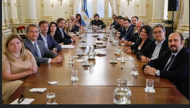 Milei “Explicó la situación heredada, que resultó ser peor de lo esperado. Y la urgencia en aprobar el DNU y la Ley Bases