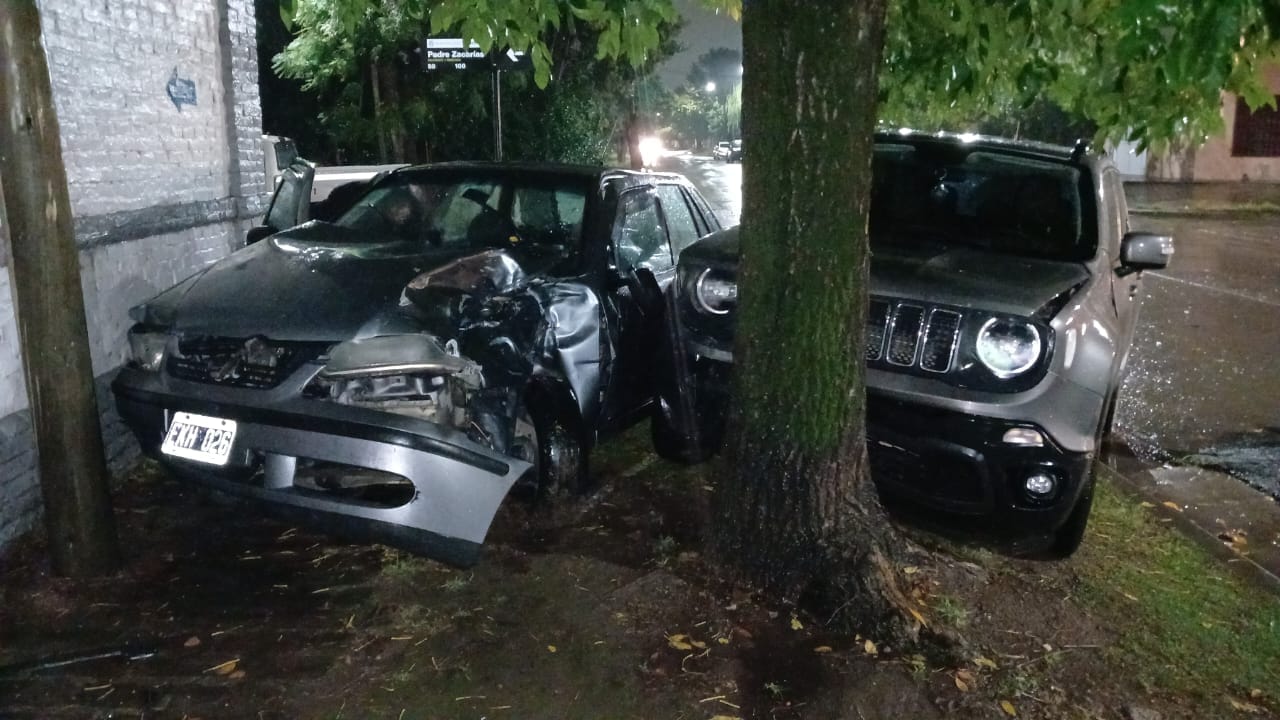 Un auto y una camioneta colisionaron en Padre Zacarías y Chacabuco.