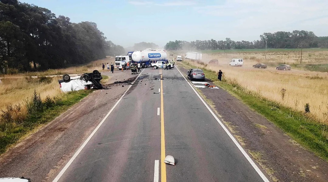 Trágico siniestro vial en la Ruta 5 con un fallecido y dos heridos de suma gravedad.