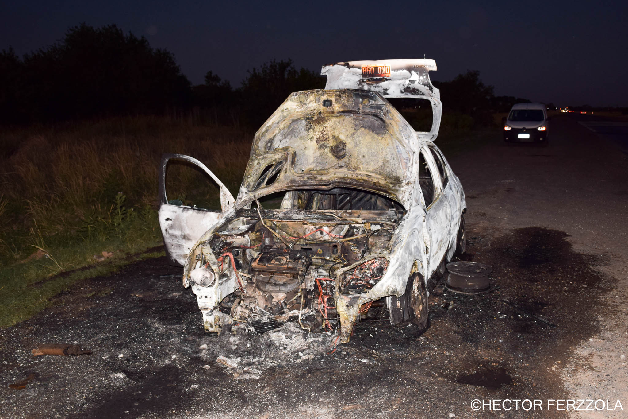 Destrucción total de un vehículo producto de un incendio cuando circulaba por Ruta 5