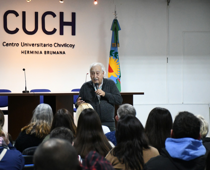 “También estamos evaluando la posibilidad, aún sin ofrecer nada, que se pueda hacer el primer año de las carreras de ingeniería en la sede de Chivilcoy”