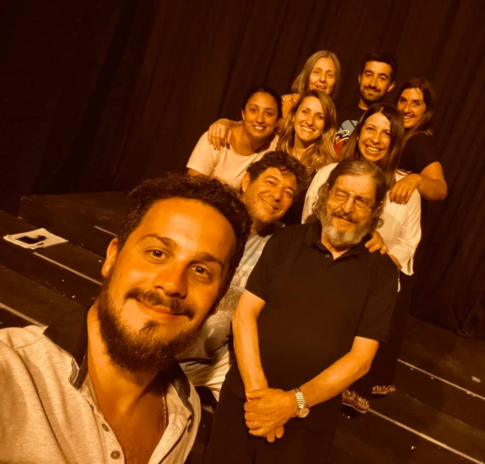 Carlos Girotti
“Si hay algo que caracteriza al teatro es lo presencial, la proximidad de los cuerpos