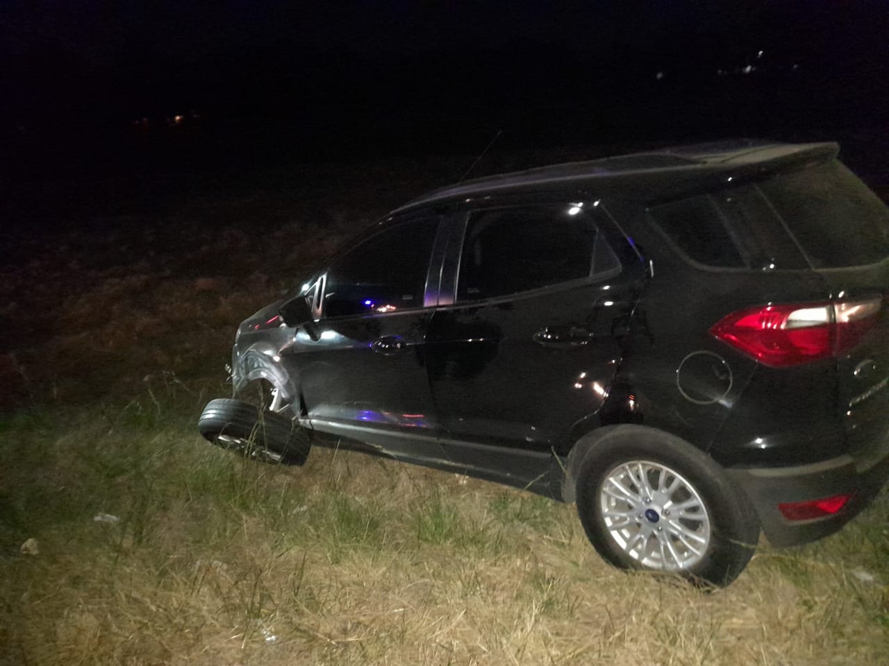 Triple colisión con un automóvil, una camioneta y una motocicleta como involucrados