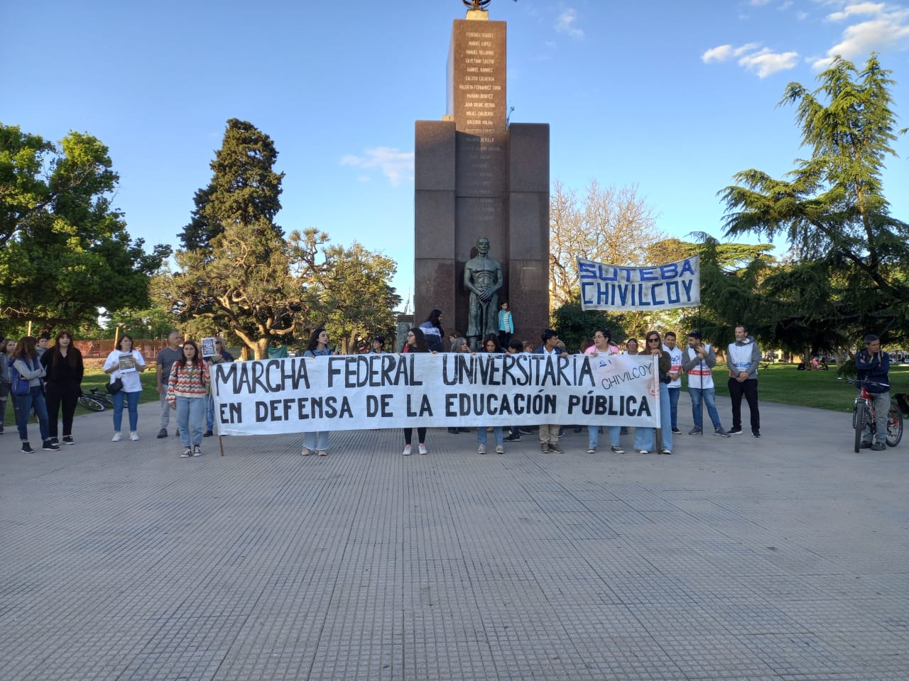 Chivilcoy tuvo su adhesión a la marcha federal universitaria con cientos de vecinos manifestándose ‘en defensa de la educación pública’
