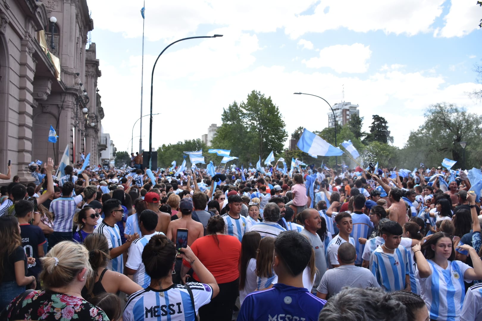 Multitudinario festejo chivilcoyano luego que Argentina levantara la Copa en Qatar