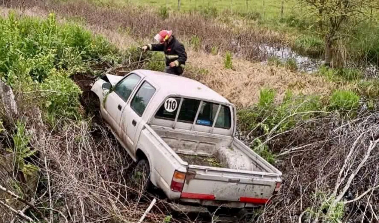 Saladillo: una camioneta despistó en la Ruta 51 y terminó entre los pastizales