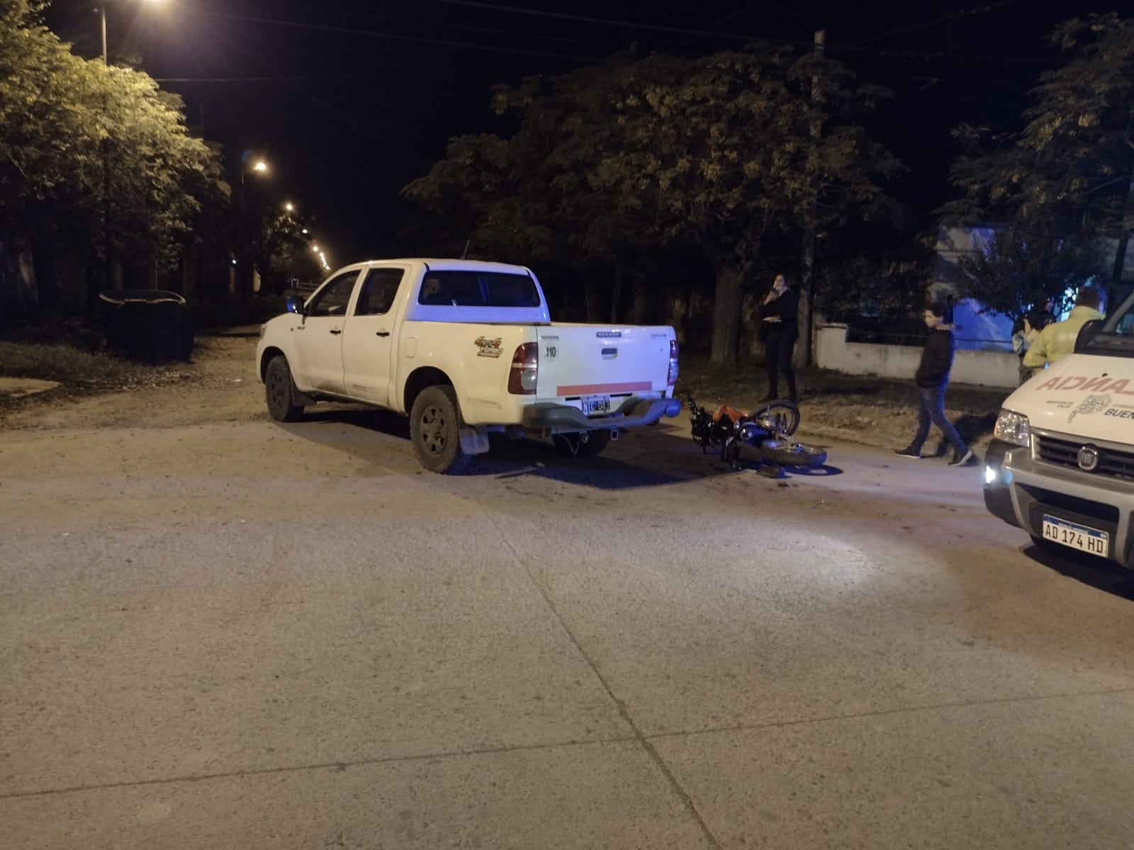 Colisionaron una camioneta y una motocicleta en avenida 84 y calle Frías