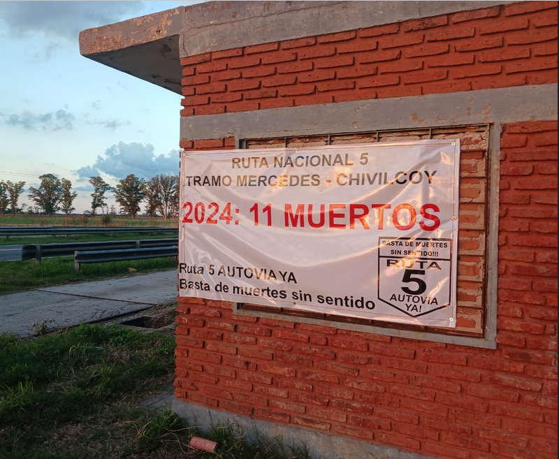 Colocaron un cartel haciendo visible la cantidad de muertes ocurridas durante 2024 en la Ruta Nacional Nº 5.