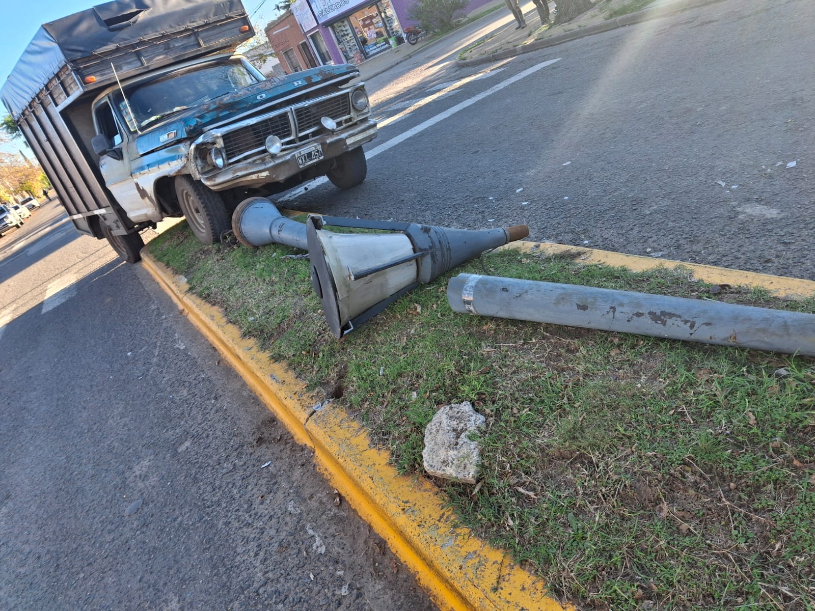 Chocó contra una columna y un utilitario