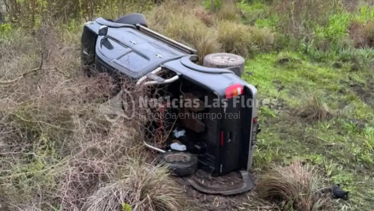 Las Flores: una camioneta despistó y volcó en la Ruta 30