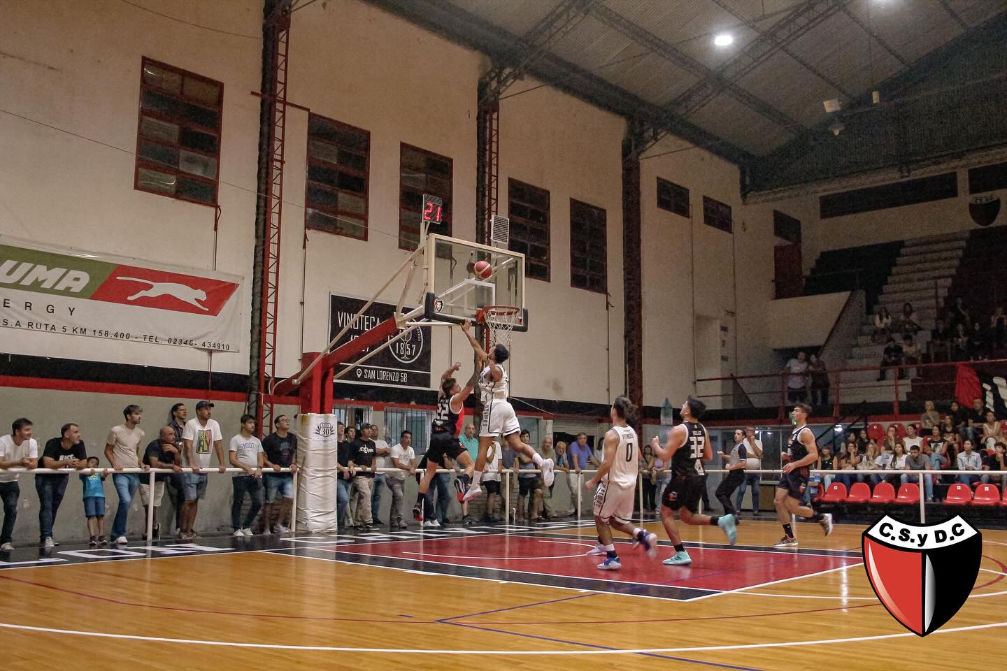 Colón estrenó su título con una victoria contundente ante Gimnasia.