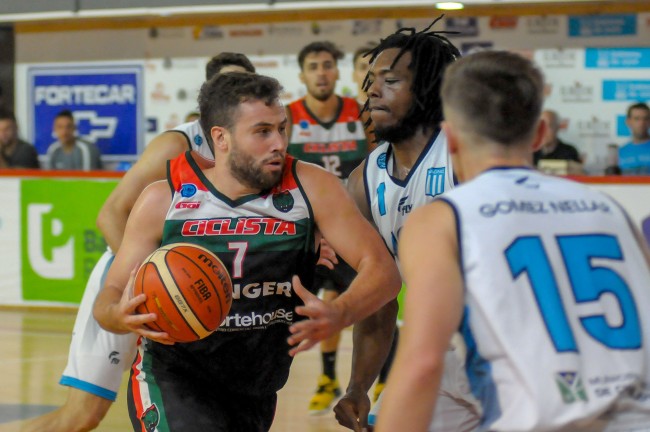 Básquet
Racing perdió en Junín y ahora girará por Neuquén